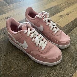 Womens Nikes size 7.5